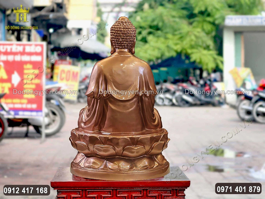 H&igrave;nh ảnh ph&iacute;a sau của bức tượng đồng